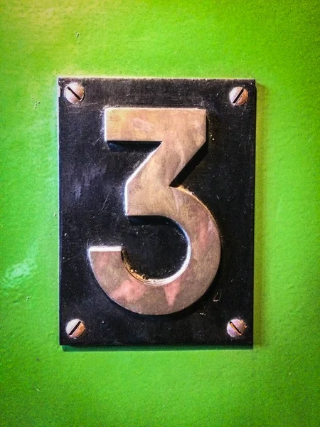 Número Sinal Número Três Sinal Metal Fundo Verde — Fotografia de Stock