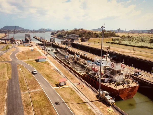Panama Kanalı 'ndan geçen gemiler, Miraflores Kilitleri, Panama Şehri — Stok fotoğraf