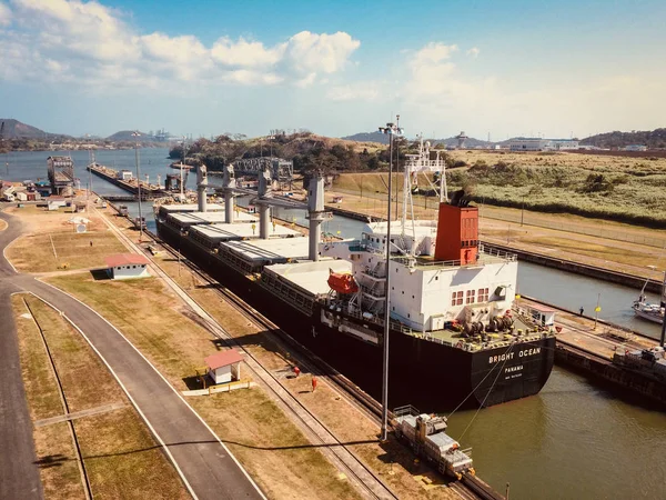 Navios atravessando o Canal do Panamá, Miraflores Locks, Cidade do Panamá — Fotografia de Stock