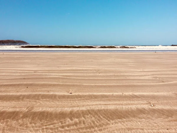Areia Praia Ondas Oceânicas Fundo Azul Céu Dia Ensolarado Verão — Fotografia de Stock