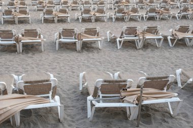 Sahilde bir sürü güneş yatağı  -