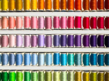 Dikiş konu çok renkli arka plan closeup - moda tasarım