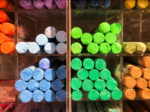 Lápices Cera Muchos Colores Plumas Multicolores Estante — Foto de Stock