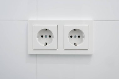 Çift soket, beyaz fayansların yeni elektrik prizi  -