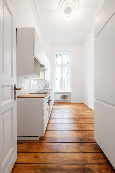 Cocina Nueva Blanca Cocina Edificio Antiguo Renovado Con Suelo Madera —  Fotos de Stock