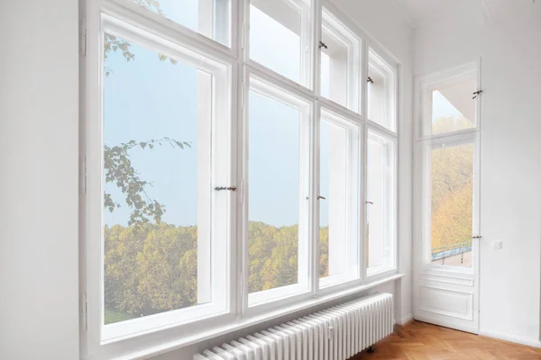 Grandes Ventanas Madera Habitación Del Apartamento Del Edificio Viejo — Foto de Stock