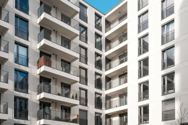 balkon cephe modern apartman kompleksi köşesinde -