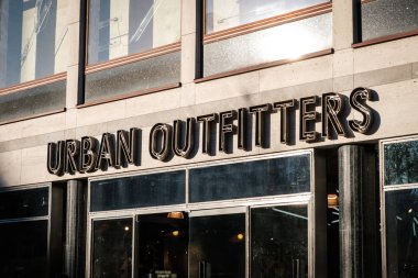 Berlin, Almanya - Ocak 2019: Urban Outfitters giyim mağaza Dükkanı açık, Berlin, Almanya,