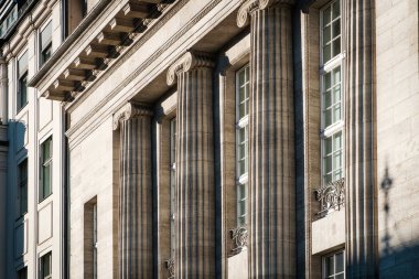 Dış yapı üzerine sütunlar - tarihi yapı cephesi