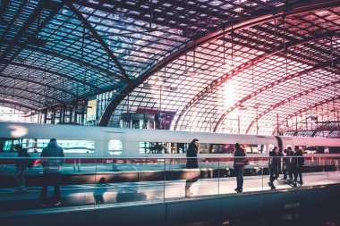 Berlin, Almanya - Ocak 2019: Berlin, Almanya 'daki Berlin Hauptbanhof (Ana İstasyonu) tren istasyonunda tren bekleyen insanlar,