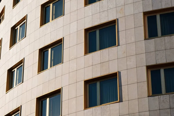 建物のファサードの窓 不動産のコンセプト — ストック写真