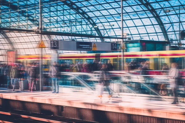 Berlin, Almanya - Ocak 2019: Berlin, Almanya 'daki Berlin Hauptbanhof (Ana İstasyonu) tren istasyonunda tren bekleyen insanlar,