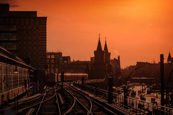 Berlin Cityscape Sunset Train Oberbaum Bridge Kreuzberg Friedrichshain — Stock Photo, Image