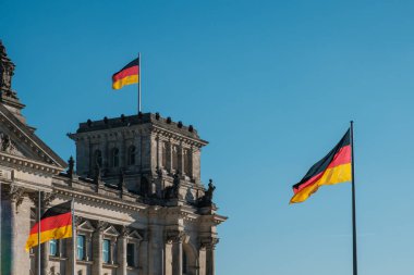 Berlin 'de hükümet binasında (Alman Reichstag) Alman bayrakları -