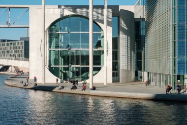 Berlin 'deki hükümet bölgesindeki sokak manzarası güneşli.