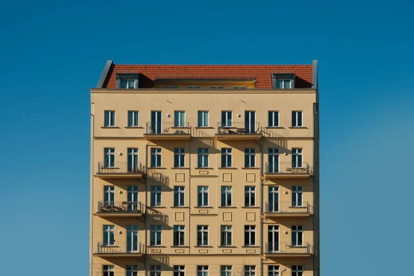 Фасад житлового будинку, ізольований на блакитному небі , — стокове фото