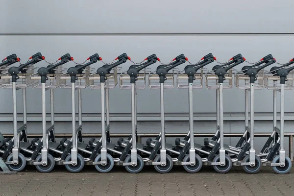 Reihe von Gepäckwagen / Gepäckwagen am Flughafen - — Stockfoto