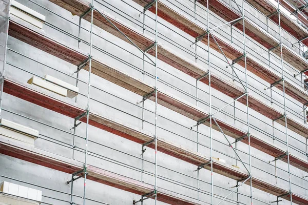 Andamios en fachada de la casa, edificio de apartamentos en construcción — Foto de Stock