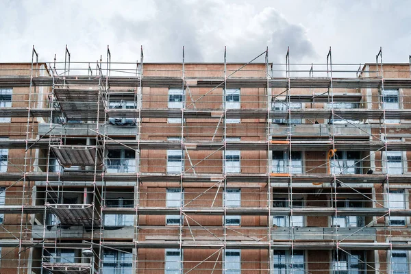 Scaffolding on  house facade, apartment buildingwith scaffold — ストック写真