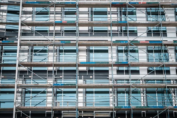 Nuevo edificio en construcción andamios en fachada de la casa — Foto de Stock