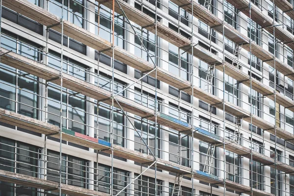 Échafaudage sur façade de maison, bâtiment moderne en construction — Photo