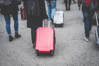 bavul / tramvay taşıyan turistler, seyahat konsepti