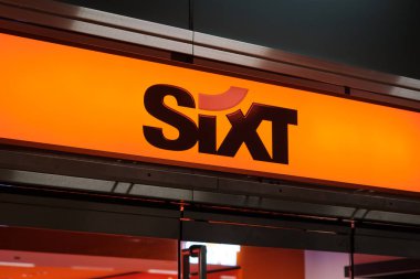 Ön tarafta altı logo var. Sixt bir araba kiralama şirketi.