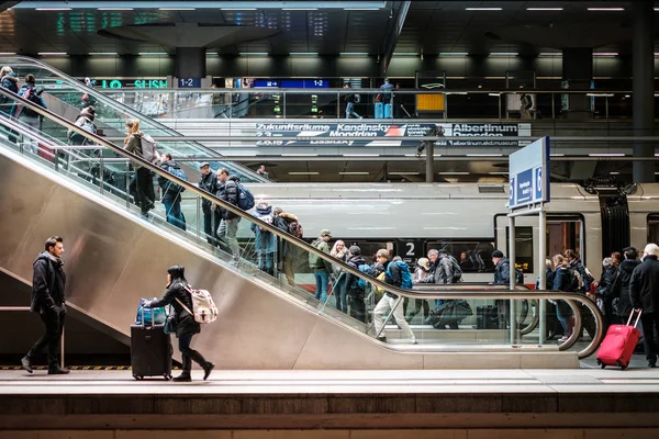 Mensen met bagage op roltrap in het centraal station (Haup — Stockfoto