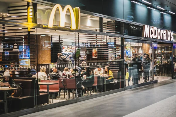 McDonalds e restaurante de fast food McCafe dentro da estação ferroviária ( — Fotografia de Stock