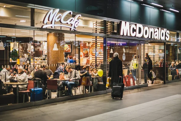 McDonalds e restaurante de fast food McCafe dentro da estação ferroviária ( — Fotografia de Stock