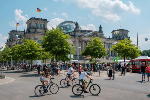 Gente fuera del edificio del Reichstag en Berlín Alemania — Foto de Stock