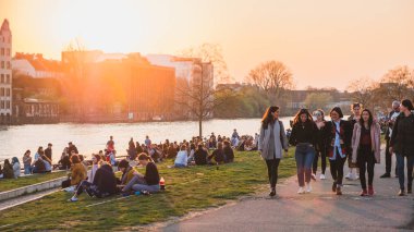  Berlin Duvarı / Doğu Yakası Galerisi 'ndeki nehir kenarındaki insanlar  