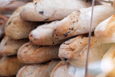   Ekmek, ekmek fırının camının arkasında.