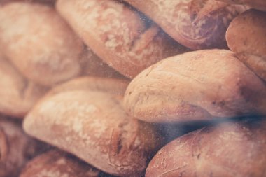 Camların arkasındaki pastanede beyaz ekmek ya da çörekler