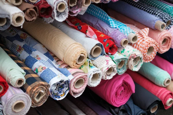Rolos de tecido e têxteis coloridos no carrinho de mercado , — Fotografia de Stock