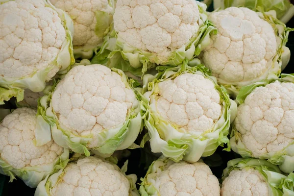 Satılık bir pazarda taze karnabahar yığını 