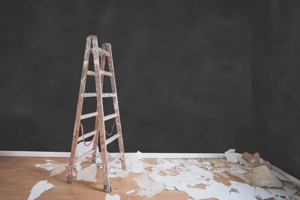 Ladder in empty room , flat renovation concept  - — Stock Photo, Image