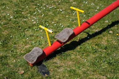 çayırda iki boş seesaw koltuk - 