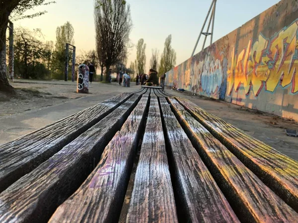 德国柏林毛尔公园涂鸦墙公园的长椅 — 图库照片