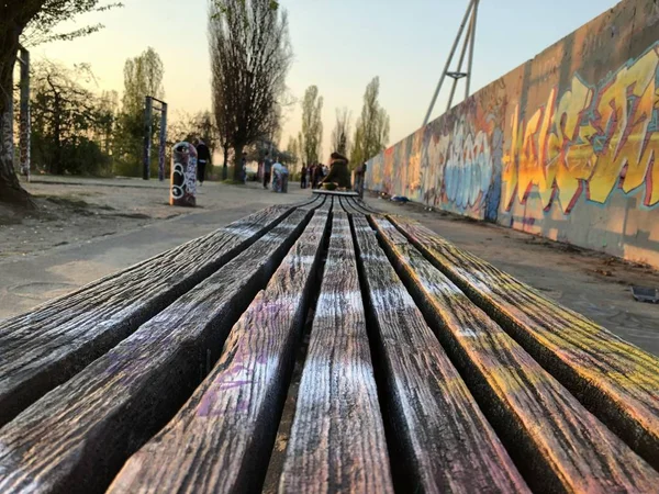 Banco en el parque en el muro de graffiti en Mauerpark en Berlín, Alemania — Foto de Stock