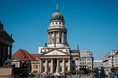 Gendarmenmarkt'taki Fransız Katedrali'nde güneşli bir meblağ da insanlar