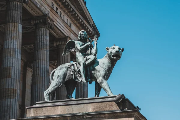 Lion de bronze et statue d'ange devant la salle de concert de Berlin — Photo
