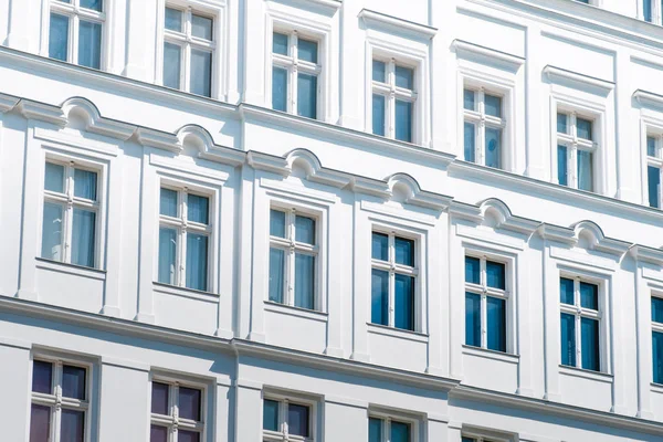 Yenilenmiş ev cephesi, beyaz bina dışı - gayrimenkul  