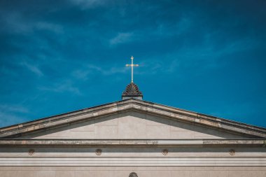 kilise çatısında altın haç - hıristiyan kilisesi  -