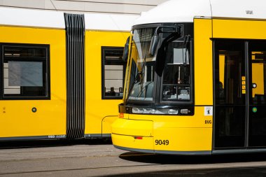Bvg tramvay ön / Berlin sokakta tramvay treni, Almanya  