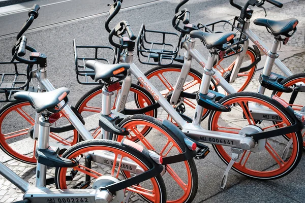 Bicicletas móveis para alugar. Mobike é um sistema de compartilhamento de bicicletas que ele — Fotografia de Stock