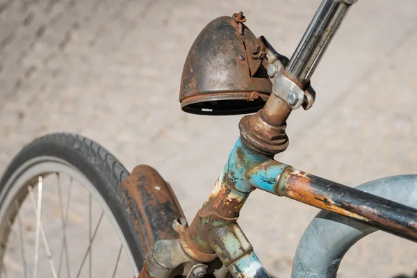 Verwitterter, alter rostiger Fahrradscheinwerfer - verrostetes Fahrrad — Stockfoto