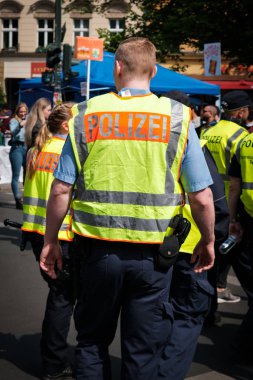 İşçi bayramında kalabalık sokak geçidinde arkadan Alman polisi 