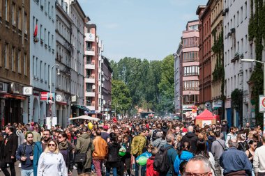 Berlin, Almanya - 01 Mayıs 2019: Mayıs'ta myfest kutlamalarında sokaktaki insanlar , 1. mai, Berlin, Kreuzberg