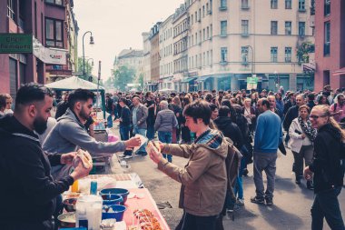 Berlin, Almanya - 01 Mayıs 2019: Mayıs'ta myfest kutlamalarında sokaktaki insanlar , 1. mai, Berlin, Kreuzberg